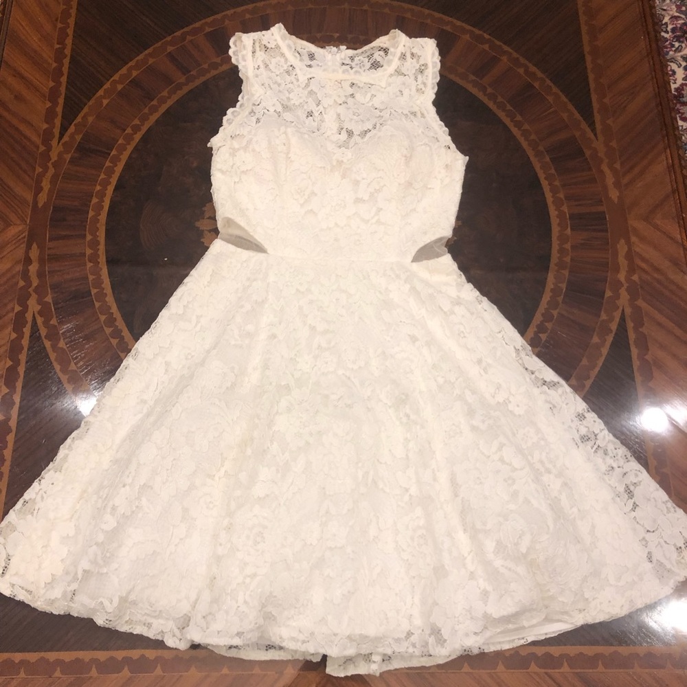 Women's XSCAPE SLEEVELESS WHITE DRESS, Size 4